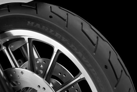 Sportster XL 883 Roadster / Michelin Scorcher™ Reifen:    Die Michelin Scorcher™ Reifen bieten eine überlegene Performance, einen erstklassigen Grip, eine beeindruckende Laufleistung und ein ausgezeichnetes Handling. Genauso, wie Sie es erwarten! Ihr tiefes Profil verbessert die Wasserdrainage. Die Haftung und Laufleistung der Reifen werden zudem durch die Gummimischung mit der neuesten Generation der synthetischen Polymere von Michelin erhöht. Der Hinterreifen verfügt über einen Aramidgürtel, der für zusätzliche Stabilität bei hohen Geschwindigkeiten bürgt.
