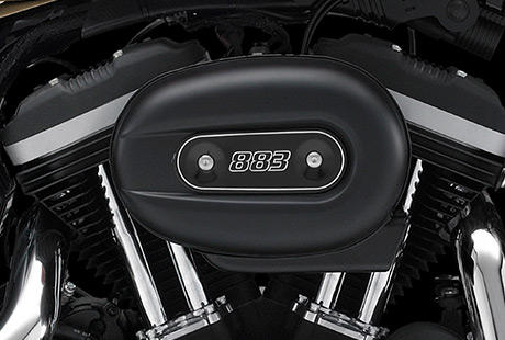 Sportster XL 883 Roadster / Die Innovationen des Evolution Motors:    Das robuste, luftgekühlte 883 cm³ Evolution Triebwerk ist ein perfektes Beispiel für den unermüdlichen Einsatz, mit dem bei Harley-Davidson Fortschritte in der Motorentechnik erzielt werden. Zylinderköpfe und Zylinder aus Leichtmetall reduzieren das Gewicht und sorgen für einen optimalen Temperaturhaushalt. Die elektronische Kraftstoffeinspritzung hat den Vergaser ersetzt, die Bedienung vereinfacht und den Wartungsaufwand reduziert. Kurz: Der schwingungsentkoppelt gelagerte Evolution Motor ist ein Triebwerk, auf das Sie sich verlassen können, Tag für Tag, Meile für Meile.
