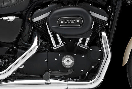 Sportster XL 883 Roadster / Harley-Davidson Styling pur:    Genießen Sie den unverwechselbaren Look des 883 cm³ Evolution Motors, der an seiner Herkunft keine Zweifel aufkommen lässt. Er ist voll und ganz im echten Harley-Davidson Stil gestaltet – mit einer Liebe zum Detail, die Sie bei anderen Marken vergeblich suchen werden. Die schwarzen, pulverbeschichteten Zylinderköpfe und Zylinder bilden einen prägnanten Kontrast zum blanken Metall der Ventildeckel. Ein aus Metall gefertigtes Juwel: pur und vor Kraft strotzend. Von der klassischen Linie seiner Kühlrippen bis hin zu den klaren Konturen seiner Gehäuse und Deckel ist der 883 cm³ Evolution Motor ein rückhaltloses Bekenntnis zu allem, was der Zufriedenheit des Fahrers dient.
