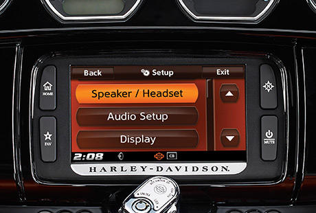 Electra Glide Ultra Limited / 6,5-Zoll-Farb-Touchscreen:    Der 6,5-Zoll groe Farb-Touchscreen rckt alle Informationen perfekt in ihr Blickfeld. Er punktet mit zeitgemer Grafik, whlbaren Farben und einer automatischen sowie manuellen Dimmfunktion. Auerdem ist sein Design perfekt in die Verkleidung integriert. Mit zahlreichen neuen Funktionen hat Harley-Davidson die Bildschirmtechnologie auf die nchste Stufe gehoben. Weit mehr, als Sie vielleicht erwarten, aber genau das, was Sie verdienen.

