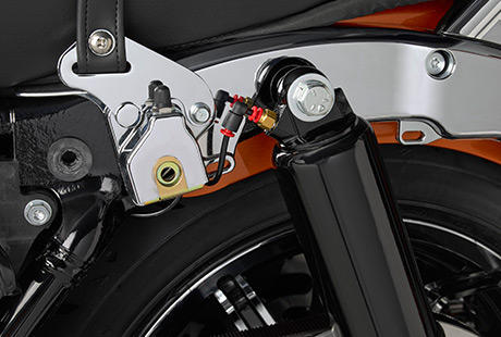 Electra Glide Ultra Low / Fahrwerk mit Luftuntersttzung:    Mit der serienmigen Luftuntersttzung knnen Sie das Fahrwerk Ihrer Maschine an die jeweilige Beladung, die Fahrbahnbeschaffenheit und Ihre ganz persnlichen Vorlieben angleichen. Reduzieren Sie den Luftdruck, um ein sanfteres Fahrerlebnis zu genieen, erhhen Sie ihn, um das Fahrwerk hrter zu machen. Das Ventil befindet sich zwischen Koffer und Heckfender. Bei dieser Harley-Davidson dreht sich alles um den Komfort  genieen Sie ihn!
