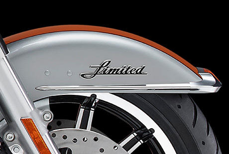 Electra Glide Ultra Limited / Metallene Embleme auf Tank und Fender:    Es geht hier nicht nur um ein Bike. Es geht um ein Kunstwerk, das mit Leidenschaft und Kreativitt in vielen Stunden intensiver Arbeit entstand, und bei dem Harley-Davidson  nicht ruhte, bis jedes Detail wirklich perfekt war. So war fr die charakteristischen Embleme nur Metall gut genug. Nichts anderes wre es wert, dieses Motorrad zu zieren.
