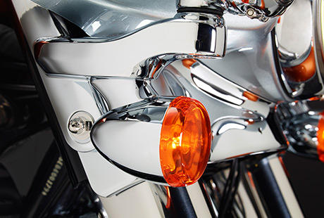 Electra Glide Ultra Low / Bullet-Blinker:    Um den cleanen, schlanken und faszinierenden Look und ein ebensolches Fahrgefhl zu erzeugen, wie es einer Harley-Davidson gebhrt, hat Harley-Davidson  die Touring Modelle von vorn bis hinten berarbeitet. Das Tpfelchen auf dem i bilden die Bullet Blinker. So dezent wie zeitgem und bereits jetzt ein Klassiker.

