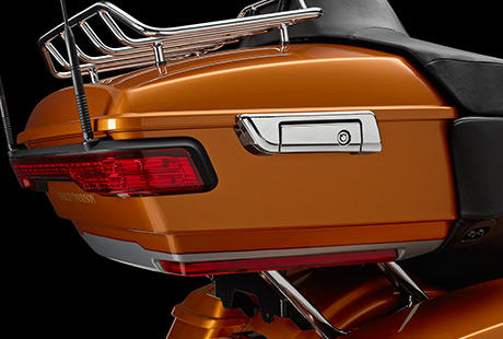 Electra Glide Ultra Low / Schlankeres Tour-Pak Design bei gleich groem Stauraum:    Passend zu den neuen Koffern wirkt das neue Tour-Pak schlanker, ohne Kompromisse beim Stauraum einzugehen. Es bietet mehr Platz denn je und vermag bequem zwei Integralhelme aufzunehmen. Harley-Davidson  dachte auch an ein Fach fr Dokumente und Werkzeuge. Das Schloss ist in die Verriegelung integriert, um den Schlssel von der Lackierung fernzuhalten. Sie ffnen und schlieen das Tour Pak mit nur einer Hand. Neue verbesserte und cool gestaltete Scharniere bilden das Tpfelchen auf dem i. Packen Sie Ihr groes Reisegepck ein, und starten Sie durch.
