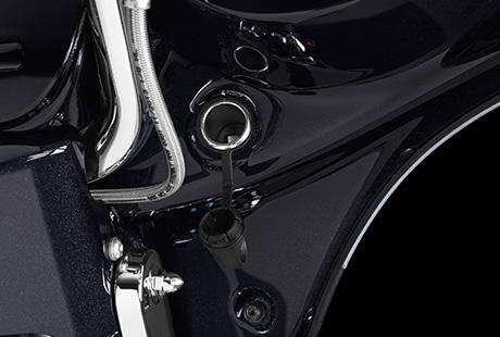 CVO Street Glide / Hochleistungs-Bordspannungsanschluss:    Touring bedeutet ein Hchstma an Komfort in jeder Fahrsituation und die Mglichkeit, das Motorrad um alles zu erweitern, was das Motorrad-Erlebnis nach Ihren Vorstellungen individuell bereichert. Die Hochleistungs-Elektrik bietet Leistung satt fr eine Vielzahl zustzlicher Verbraucher. Beheizbare Kleidung, Sitzheizung und Heizgriffe, Zusatzbeleuchtung - was immer Ihr Herz begehrt: Eine Harley-Davidson bietet jederzeit beruhigende Leistungsreserven.
