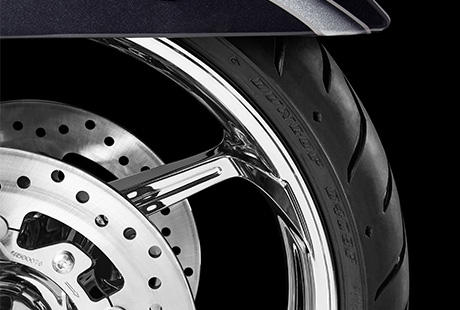 CVO Street Glide / Dunlop Multi-Tread Schwarzwandreifen:    Der 180 mm breite Hinterreifen kann mehr als nur den Heckfender ausfllen und gut aussehen. Die Dunlop Multi-Tread Technologie arbeitet mit einer hrteren Gummimischung in der Mitte der Laufflche und einer weicheren an den Seiten, damit der Reifen mehr Kurvenhaftung bietet. So lsst sich das Motorrad agil durch alle Kurven treiben. Das Gefhl, das die Maschine beim Durchfahren einer Kurve vermittelt, wird Ihnen ein Lcheln ins Gesicht zaubern, das bis zum nchsten Stop vorhlt.
