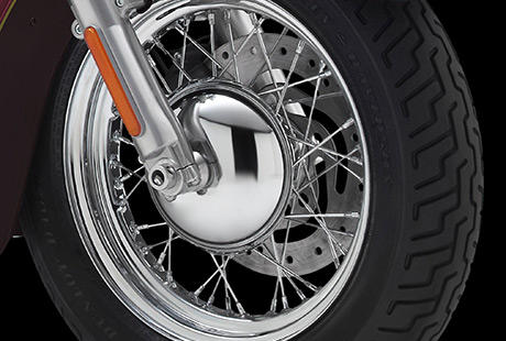 Softail Heritage Classic / Dunlop Touring-Reifen (hinten 150er) mit auergewhnlichem Grip.:    Ob Sie einen Kurztrip in die City unternehmen oder eine ausgedehnte Urlaubstour: Auf Ihre Reifen ist Verlass. Am Vorderrad ist ein Touring-Pneu mit dreilagiger Polyester-Karkasse und zwei Glasfaser-Grtellagen aufgezogen. Der Hinterradreifen verfgt ber eine fortschrittliche Profilgestaltung und eine einzigartige Laufflchenmischung. Dadurch erhalten Sie bei nassem und trockenem Wetter auergewhnlichen Grip. Der Name Dunlop steht fr Qualitt.
