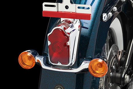 Softail Deluxe / Tombstone-Rcklicht:    Ein echter Klassiker. Das flache und verchromte Rcklichtgehuse ist typisch fr Harley-Davidson. Zusammen mit unseren schlanken, verchromten Blinkern, die es flankieren, sorgt es fr einen unverkennbaren Look am Heck dieser Maschine.
