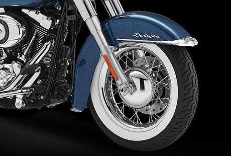 Softail Deluxe / Weiwandreifen:    Eines der Stilmerkmale der Softail Deluxe sind die nostalgischen Weiwandreifen mit den Premium-Speichenrdern. Eine Verbeugung vor dem Boulevard-Look der 50er Jahre. Diese fetten Reifen sind ein Blickfang von Harley-Davidson, der in jedem Umfeld den Einsatz erhht. Absolut Old School ohne Abstriche bei Handling oder Performance.
