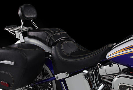 CVO Softail Deluxe / Handgearbeiteter Ledersitz:    Mit einem solchen Motorrad werden Sie keine Lust auf Abkrzungen verspren. Daher gab Harley-Davidson auch beim Sitz das Beste: ein komfortables Polster berzogen mit geprgtem, von Hand bearbeitetem Premium-Leder.
