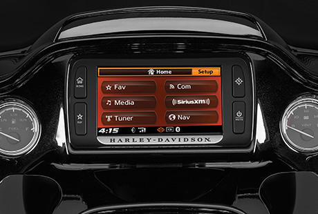 CVO Road Glide Ultra / 6,5-Zoll-Farb-Touchscreen :    Der 6,5-Zoll-Touch-Screen präsentiert Ihnen alle Informationen in Farbe, in ihrem Blickfeld und größer denn je. Er punktet mit zeitgemäßen Grafiken, Farben zum Auswählen, der automatischen und manuellen Dimmfunktion sowie mit einem Design, das perfekt in die Verkleidung integriert ist. Mit zahlreichen neuen Funktionen hat Harley-Davidson die Bildschirmtechnologie auf die nächsthöhere Stufe gehoben. Weit mehr, als Sie vielleicht erwarten, aber genau das, was Sie verdienen.
