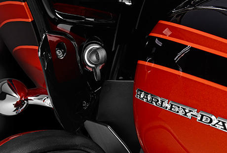 CVO Road Glide Ultra / Hochleistungs-Bordspannungsanschluss:    Touring bedeutet ein Höchstmaß an Komfort in jeder Fahrsituation und die Möglichkeit, das Motorrad um alles zu erweitern, was das Motorrad-Erlebnis nach Ihren Vorstellungen individuell bereichert. Die Hochleistungs-Elektrik bietet Leistung satt für eine Vielzahl zusätzlicher Verbraucher. Beheizbare Kleidung, Sitzheizung und Heizgriffe, Zusatzbeleuchtung - was immer Ihr Herz begehrt: Eine Harley-Davidson bietet jederzeit beruhigende Leistungsreserven
