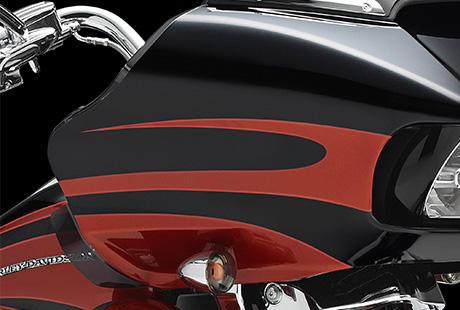 CVO Road Glide Ultra / Erstklassige Lackierung mit eindrucksvollen Graphics:    Alle Sondermodelle der Harley-Davidson Custom Vehicle Operations-Modelle zeichnen sich durch individuell gestaltete Graphics und handgefertigte Sonderlackierungen aus, die Stil und hohe Wertanmutung zu einem einzigartig ausgewogenen Meisterwerk der Motorradbaukunst vereinen. Die CVO™ Road Glide® Ultra ist in drei exklusiven Farbkombinationen erhältlich: Abyss Blue & Crushed Sapphire, Burgundy Blaze & Typhoon Maroon oder Carbon Dust & Autumn Sunset. Knausern? Ist hier nicht!

