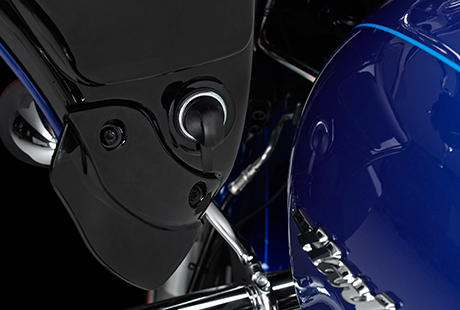 Road Glide Special / Hochleistungs-Bordspannungsanschluss:    Touring bedeutet ein Höchstmaß an Komfort in jeder Fahrsituation und die Möglichkeit, das Motorrad um alles zu erweitern, was das Motorrad-Erlebnis nach Ihren Vorstellungen individuell bereichert. Die Hochleistungs-Elektrik bietet Leistung satt für eine Vielzahl zusätzlicher Verbraucher. Beheizbare Kleidung, Sitzheizung und Heizgriffe, Zusatzbeleuchtung - was immer Ihr Herz begehrt: Eine Harley-Davidson bietet jederzeit beruhigende Leistungsreserven.
