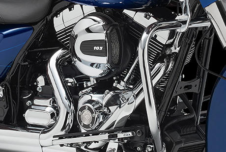 Road Glide Special / Motor im puren Harley-Davidson Styling:    Genießen Sie den Anblick des Twin Cam 103 Motors, der an seiner Herkunft keine Zweifel aufkommen lässt. Er ist voll und ganz im echten Harley-Davidson Stil gehalten und mit einer Liebe zum Detail gestaltet, die Sie bei anderen Maschinen vergeblich suchen werden. Die schwarzen, pulverbeschichteten Zylinder und Zylinderköpfe liefert einen schönen Kontrast zu den polierten Kühlrippenkanten und verchromten Ventildeckeln. Ein aus Metall gefertigtes Juwel: pur und vor Kraft strotzend. Von der klassischen Linie seiner Kühlrippen bis hin zu den klaren Konturen seiner Gehäuse und Deckel bildet der Twin Cam 103™ Motor ein rückhaltloses Bekenntnis zu allem, was richtig war, ist und sein wird.
