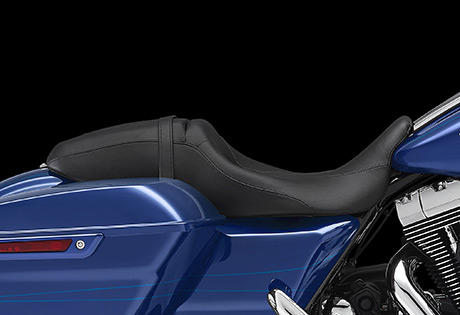 Road Glide Special / Einteilige Doppelsitzbank:     Die Road Glide Special ist mit einer einteiligen Street Glide® Doppelsitzbank ausgestattet. Sie kombiniert einen Custom-Look mit höchstem Komfort. Niemand legt mehr Meilen im Sattel zurück, um einen Sattel zu entwerfen, als die Harley-Davidson Motor Company. Schwingen Sie sich darauf.
