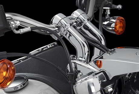 Dyna Low Rider / Premium Custom-Style:    Vom Front End bis zum Heck ist die brandneue Low Rider ein Eyecatcher voller hochwertiger Features. Sie steht ganz in der Tradition der markanten Baureihe und ist ein wrdiger Nachfolger der vielen Low Rider Typen, die in den vergangenen Jahrzehnten die Straen eroberten. Vom Sitz im coolen Seventies-Look ber die Rder aus Chromstahl bis zur unvergleichlichen Schnheit des 103 Cubic Inch V-Twins - purer Harley-Davidson Custom-Style. Minimal ist die Sitzhhe, maximal der Stil.

