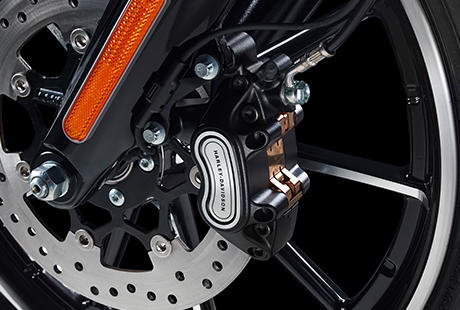 Softail Breakout / ABS serienmig:    Bei aller Freude am Fahren: Ihre Sicherheit zhlt! Daher verfgt Ihre Harley-Davidson serienmig ber ein leistungsstarkes Antiblockiersystem. Die ABS-Komponenten haben wir so dezent in das Design der Maschine integriert, dass sie gar nicht weiter auffallen. Was aber noch viel wichtiger ist: Sie knnen sich jederzeit auf die sichere Verzgerung Ihrer Harley verlassen.
