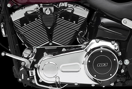 Softail Breakout / Motordesign in Schwarz und Chrom:    Lassen Sie sich beeindrucken von der Kraft des Twin Cam 103, der an seiner Herkunft keine Zweifel aufkommen lsst. Von der klassischen Kantenfhrung der Khlrippen bis zu den klaren Linien der Gehuse- und Verkleidungsteile prsentiert sich der Twin Cam 103 im durch und durch authentischen Harley-Davidson Design  gestaltet mit einer Liebe zum Detail, die Sie bei anderen Marken vergeblich suchen werden. Auch das Motorfinish der Softail Breakout ist nicht weniger als ein Meisterwerk: Vivid Black und Chrom sorgen fr eine faszinierende Synthese aus tiefschwarzen und hell glnzenden Flchen. Dazu passen das glnzende Schwarz der Auspuffabdeckungen und der ltankverkleidung sowie die in Chrom gehaltenen Auspuffe und Ventildeckel.
