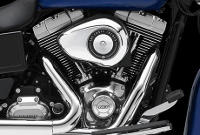 Dyna Switchback / Harley-Davidson Styling pur:    Genieen Sie den unverwechselbaren Look des Twin Cam 103 Motors, der an seiner Herkunft keine Zweifel aufkommen lsst. Er ist voll und ganz im echten Harley-Davidson Stil gestaltet  mit einer Liebe zum Detail, die Sie bei anderen Marken vergeblich suchen werden. Die schwarzen, pulverbeschichteten Zylinderkpfe und Zylinder bilden einen prgnanten Kontrast zu den polierten Khlrippenkanten und Ventildeckeln. Ein aus Metall gefertigtes Juwel: pur und vor Kraft strotzend. Von der klassischen Linie seiner Khlrippen bis hin zu den klaren Konturen seiner Gehuse und Deckel ist der Twin Cam 103 ein rckhaltloses Bekenntnis zu allem, was die Zufriedenheit des Fahrers ausmacht.
