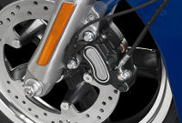 Dyna Switchback / ABS serienmig:    Ihre Harley-Davidson verfgt serienmig ber ein leistungsstarkes Antiblockiersystem. Die ABS-Komponenten haben wir so dezent in das Design der Maschine integriert, dass sie gar nicht weiter auffallen. Was aber noch viel wichtiger ist: Sie knnen sich jederzeit auf die sichere Verzgerung Ihrer Harley verlassen.