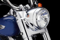 Dyna Switchback / Markante Retro-Details:    Das klassische Retro-Design der Switchback besticht durch einen zeitgemen Look, der dieses Bike klar von der Masse abhebt. Details wie die prgnante Scheinwerfer-Verkleidung, der Mini-Apehanger-Lenker und die attraktiv gestaltete Tankkonsole mit dem 5-Zoll-Tacho fgen sich stimmig zu einem top-aktuellen Bild zusammen, das zugleich tief in der Design-Tradition von Harley-Davidson verwurzelt ist.
