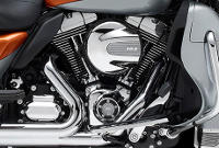 Electra Glide Ultra Limited / Robustes und leistungsstarkes Triebwerk:    Die Motor Company wei nur zu gut, was ein Motorradfahrer an einem Motor schtzt. Diese Erfahrung aus mehr als hundert Jahren Motorenbau kam bei der Entwicklung des Twin Cam 103 Motors voll zum Tragen. Harley-Davidson  hat alles gegeben, um jeden Kubikzoll zu perfektionieren und Design und Technologie noch weiter zu verbessern. Und zwar ohne Kompromisse beim einzigartigen Stil einzugehen, der eine Harley Davidson seit jeher auszeichnet  ganz in der Tradition der Flathead, Knucklehead, Panhead, Shovelhead, Evolution, Twin Cam 88 und Twin Cam 96 Motoren, die Geschichte geschrieben haben. Die Leistung und Robustheit dieser Triebwerke sind ein direktes Ergebnis der unzhligen Meilen, welche die V-Twins seit 1909 hinter sich gebracht haben, und des stolzen Erbes von ber hundert Jahren, die dem Leben auf zwei Rdern gewidmet waren.

