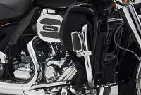 CVO Electra Glide Ultra Limited / Granitfarbener Twin Cam 110 mit Chrom-Elementen:     Genieen Sie den Anblick des Twin Cam 110 Motors mit seinen Screamin' Eagle Emblemen, der an seiner Herkunft keine Zweifel aufkommen lsst! Er ist voll und ganz im echten Harley-Davidson Stil gehalten und mit einer Liebe zum Detail gestaltet, die Sie bei anderen Maschinen vergeblich suchen werden. Die granitfarben pulverbeschichteten Zylinderkpfe und Zylinder haben polierte Khlrippenkanten und stehen im prgnanten Kontrast zu den verchromten Ventildeckeln. Der granitfarbene Antriebsstrang mit verchromten Abdeckungen und Twin Cam 110-Motoremblemen ist exklusiv Custom Vehicle Operations Fahrzeugen vorbehalten  kompromisslos und charakterstark! Ein aus Metall gefertigtes Juwel: pur und vor Kraft strotzend.
