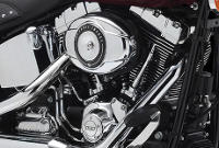 Softail Heritage Classic / Schwarze, pulverbeschichtete Zylinderkpfe und Zylinder mit polierten Khlrippenkanten und verchromten Ventildeckeln:    Genieen Sie den unverwechselbaren Look des Twin Cam 103 Motors, der an seiner Herkunft keine Zweifel aufkommen lsst. Er ist voll und ganz im echten Harley-Davidson Stil gestaltet  mit einer Liebe zum Detail, die Sie bei anderen Marken vergeblich suchen werden. Die schwarzen, pulverbeschichteten Zylinderkpfe und Zylinder bilden einen prgnanten Kontrast zu den polierten Khlrippenkanten und verchromten Ventildeckeln. Ein aus Metall gefertigtes Juwel: pur und vor Kraft strotzend. Von der klassischen Linie seiner Khlrippen bis hin zu den klaren Konturen seiner Gehuse und Deckel ist der Twin Cam 103 ein rckhaltloses Bekenntnis zu allem, was die Zufriedenheit des Fahrers ausmacht.
