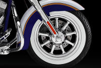 CVO Softail Deluxe / 9-Speichen-Gussrad:    Die CVO Softail Deluxe rollt auf Rdern mit 9 Speichen. Ein Hauch von Moderne an diesem klassischen Motorrad.
