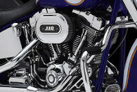 CVO Softail Deluxe / Pures Harley-Davidson Styling:    Pur. Kraftvoll. Ein aus Metall geschmiedetes Juwel. Die Screamin Eagle Motorembleme lassen keine Zweifel an den Wurzeln des Twin Cam 110 aufkommen: durch und durch authentischer Harley-Davidson Stil bis ins kleinste Detail, den kein anderer Motorradhersteller bieten kann. Der Twin Cam 110 mit den verchromten Kipphebeldeckeln und den gefrsten Khlrippen der granitfarbenen Zylinder und Zylinderkpfe bleibt auf klare und unmissverstndliche Art den Werten treu, die schon Generationen von Fahrern berzeugt haben.
