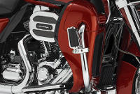 CVO Road Glide Ultra / Twin-Cooled High-Output Twin Cam 110 Motor:    Ein 1.803 cm³ großes, luft- und flüssigkeitsgekühltes Kraftpaket von Harley-Davidson. Das Twin Cooling-System im Auslassbereich seiner Zylinderköpfe sorgt unter sämtlichen Betriebsbedingungen und Außentemperaturen für einen ausgeglichenen Temperaturhaushalt. Ein höheres Verdichtungsverhältnis bürgt für noch mehr Effizienz und Power. Der Luftfilter lässt den Motor freier atmen, und die Nockenwellen optimieren das Drehmoment im unteren Drehzahlbereich. Kein anderer Harley-Davidson Motor glänzte jemals mit einem kräftigeren Durchzug im fünften Gang. Sie überholen nicht nur mühelos mit einem sanften Dreh am Gasgriff, Fahrer und Beifahrer werden sich an heißen Tagen und im Stadtverkehr auch freuen, dass sie weniger Abwärme vom Motor abbekommen.
