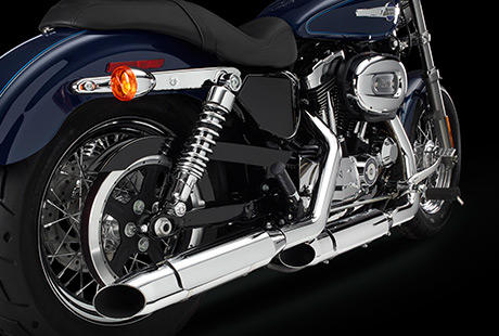Sportster XL 1200 Custom / Verchromte Staggered Auspuffanlage mit Slash-Cut Schalldämpfern:    Um noch besser zu sein, als es die künftigen, weltweiten Emissionsstandards fordern, wurde diese Auspuffanlage entworfen. Sie sorgt nicht nur für eine überaus beeindruckende Power sondern auch für einen imposanten Sound, der Ihre Maschine unmissverständlich als Harley-Davidson kennzeichnet. Natürlich entspricht auch das Design mit den äußerst robusten Endschalldämpfern und klassischen Hitzeschilden exakt Ihren Vorstellungen von einem echten US-Bike. Der Katalysator und beheizbare O2-Sensoren stellen sicher, dass nicht nur die Umwelt sondern auch Ihr Fahrgefühl profitiert.
