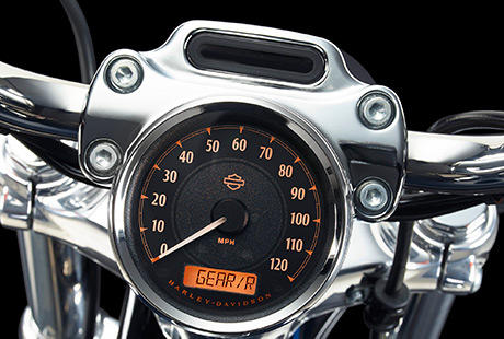 Sportster XL 1200 Custom Limited B / Verchromte Staggered Auspuffanlage mit Slash-Cut Schalldämpfern:    Um noch besser zu sein, als es die künftigen, weltweiten Emissionsstandards fordern, wurde diese Auspuffanlage entworfen. Sie sorgt nicht nur für eine überaus beeindruckende Power sondern auch für einen imposanten Sound, der Ihre Maschine unmissverständlich als Harley-Davidson kennzeichnet. Natürlich entspricht auch das Design mit den äußerst robusten Endschalldämpfern und klassischen Hitzeschilden exakt Ihren Vorstellungen von einem echten US-Bike. Der Katalysator und beheizbare O2-Sensoren stellen sicher, dass nicht nur die Umwelt sondern auch Ihr Fahrgefühl profitiert.
