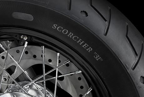 Sportster XL 1200 Custom Limited B / Michelin Scorcher Reifen:    Die Michelin Scorcher Reifen bieten eine überlegene Performance, einen erstklassigen Grip, eine beeindruckende Laufleistung und ein ausgezeichnetes Handling. Genauso, wie Sie es erwarten! Ihr tiefes Profil verbessert die Wasserdrainage. Die Haftung und Laufleistung der Reifen werden zudem durch die Gummimischung mit der neuesten Generation der synthetischen Polymere von Michelin erhöht. Der Hinterreifen verfügt über einen Aramidgürtel, der für zusätzliche Stabilität bei hohen Geschwindigkeiten bürgt.
