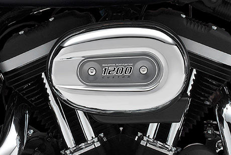 Sportster XL 1200 Custom Limited B / Leistungsstarker Evolution-Motor:    Die erste Generation des Evolution Motors – unter Kennern als Blockhead bekannt – wurde 1984 in den Rahmen einer Harley-Davidson integriert. Seinerzeit trat der Evolution das Erbe der legendären Shovelhead und Ironhead Motoren an. Das moderne Leichtmetalltriebwerk setzte neue Maßstäbe im Hinblick auf Leistung, Zuverlässigkeit, Langlebigkeit und Qualität.
