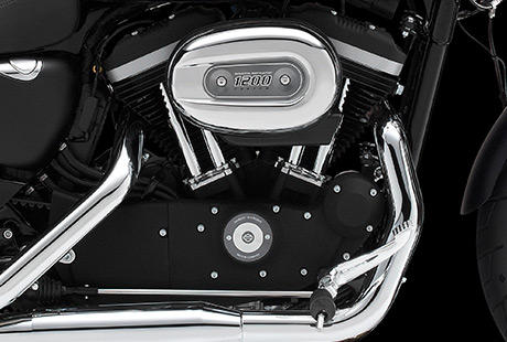 Sportster XL 1200 Custom Limited B / Luftgekühltes 1200 cm³ Triebwerk:    Das robuste, luftgekühlte 1200 cm³ Evolution Triebwerk ist ein perfektes Beispiel für den unermüdlichen Einsatz, mit dem bei Harley-Davidson Fortschritte in der Motorentechnik erzielt werden. Zylinderköpfe und Zylinder aus Leichtmetall reduzieren das Gewicht und sorgen für einen optimalen Temperaturhaushalt. Die elektronische Kraftstoffeinspritzung hat den Vergaser ersetzt, die Bedienung vereinfacht und den Wartungsaufwand reduziert. Kurz: Der schwingungsentkoppelt gelagerte Evolution Motor ist ein Triebwerk, auf das Sie sich verlassen können, Tag für Tag, Meile für Meile.
