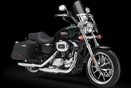 Sportster Super Low 1200 T / Premium-Styling:    Es gibt nur einen Weg, eine Harley-Davidson zu bauen: hchste Qualitt bis ins Detail. Die neue SuperLow 1200T ist der Beweis auf zwei Rdern. Vom authentischen Sound ihres 1200ccm V-Twins ber ihren blanken Stahl bis zur hochwertigen Lackierung und dem funkelnden Chrom ist diese Maschine Zoll fr Zoll eine echte Harley-Davidson. Sie werden es schtzen, Meile fr Meile.
