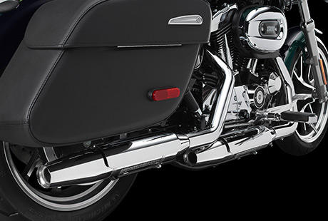 Sportster Super Low 1200 T / Abgasanlage mit geschlossenem Regelkreis:    Um noch besser zu sein, als es die knftigen, weltweiten Emissionsstandards fordern, wurde diese Auspuffanlage entworfen. Sie sorgt nicht nur fr eine beraus beeindruckende Power sondern auch fr einen imposanten Sound, der Ihre Maschine unmissverstndlich als Harley-Davidson kennzeichnet. Natrlich entspricht auch das Design mit den uerst robusten Endschalldmpfern und klassischen Hitzeschilden exakt Ihren Vorstellungen von einem echten US-Bike. Der Katalysator und beheizbare O2-Sensoren stellen sicher, dass nicht nur die Umwelt sondern auch Ihr Fahrgefhl profitiert.
