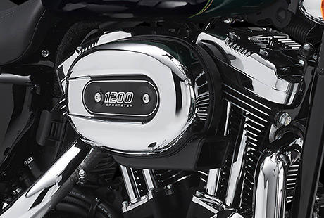 Sportster Super Low 1200 T / Robuste Kraft aus 1200 Kubik:    Das robuste, luftgekhlte 1200 ccm Evolution Triebwerk ist ein perfektes Beispiel fr den unermdlichen Einsatz, mit dem bei Harley-Davidson Fortschritte in der Motorentechnik erzielt werden. Zylinderkpfe und Zylinder aus Leichtmetall reduzieren das Gewicht und sorgen fr einen optimalen Temperaturhaushalt. Die elektronische Kraftstoffeinspritzung hat den Vergaser ersetzt, die Bedienung vereinfacht und den Wartungsaufwand reduziert. Kurz: Der schwingungsentkoppelt gelagerte Evolution-Motor ist ein Triebwerk, auf das Sie sich verlassen knnen, Tag fr Tag, Meile fr Meile.