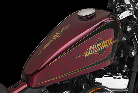 Sportster XL 1200 Seventy-Two / Klassischer Peanut-Kraftstofftank:    Der kleine, 7,9 Liter fassende Peanut-Kraftstofftank feierte seine Premiere an einem Harley-Davidson Motorrad im Jahr 1948. Und noch heute erfreut sich das megaklassische Harley-Davidson Tankstyling ungebrochener Beliebtheit. Mit seiner niedrigen, kompakten Form lenkt der Tank den Blick unweigerlich auf den wuchtigen Motor. Die perfekte Kombination von Charakter und Look.
