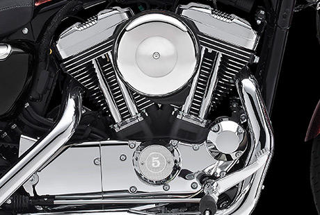 Sportster XL 1200 Seventy-Two / Motor im Harley-Davidson Styling pur:    Genieen Sie den unverwechselbaren Look des 1200 cm Evolution Motors, der an seiner Herkunft keine Zweifel aufkommen lsst. Er ist voll und ganz im echten Harley-Davidson Stil gestaltet  mit einer Liebe zum Detail, die Sie bei anderen Marken vergeblich suchen werden. Die schwarzen, pulverbeschichteten Zylinderkpfe und Zylinder bilden einen prgnanten Kontrast zum Chrom der Ventildeckel, und die klassische Luftfilterabdeckung ergnzt diesen starken Look. Ein aus Metall gefertigtes Juwel: pur und vor Kraft strotzend. Von der klassischen Linie seiner Khlrippen bis hin zu den klaren Konturen seiner Gehuse und Deckel ist der 1200 cm Evolution Motor ein rckhaltloses Bekenntnis zu allem, was der Zufriedenheit des Fahrers dient.
