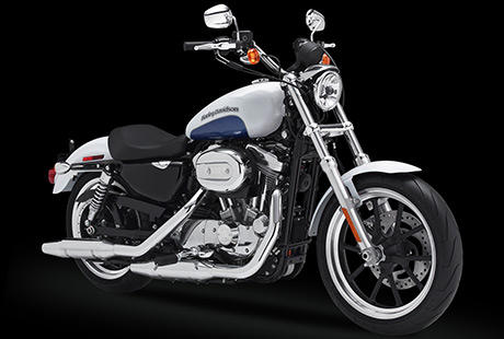 Sportster XL 883 SuperLow / Premium-Styling:    Die SuperLow inspiriert mit Handlichkeit und Qualitt. Eine echte Harley-Davidson, die mit ihrem Sound, ihrem Look, dem hochwertigen Chrom und der makellosen Lackierung ihre authentisch amerikanischen Wurzeln bis ins Detail erkennen lsst.
