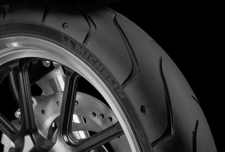 Sportster XL 883 SuperLow / Michelin Scorcher Reifen:    Die Michelin Scorche Reifen bieten eine berlegene Performance, einen erstklassigen Grip, eine beeindruckende Laufleistung und ein ausgezeichnetes Handling. Genauso, wie Sie es erwarten! Ihr tiefes Profil verbessert die Wasserdrainage. Die Haftung und Laufleistung der Reifen werden zudem durch die Gummimischung mit der neuesten Generation der synthetischen Polymere von Michelin erhht. Der Hinterreifen verfgt ber einen Aramidgrtel, der fr zustzliche Stabilitt bei hohen Geschwindigkeiten brgt.
