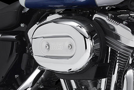 Sportster XL 883 SuperLow / Motor im Harley-Davidson Styling:    Genieen Sie den unverwechselbaren Look des 883 cm Evolution Motors, der an seiner Herkunft keine Zweifel aufkommen lsst. Er ist voll und ganz im echten Harley-Davidson Stil gestaltet  mit einer Liebe zum Detail, die Sie bei anderen Marken vergeblich suchen werden. Die silberfarbenen, pulverbeschichteten Zylinderkpfe und Zylinder bilden einen prgnanten Kontrast zum blanken Metall der Ventildeckel. Ein aus Metall gefertigtes Juwel: pur und vor Kraft strotzend. Von der klassischen Linie seiner Khlrippen bis hin zu den klaren Konturen seiner Gehuse und Deckel ist der 883 cm Evolution Motor ein rckhaltloses Bekenntnis zu allem, was der Zufriedenheit des Fahrers dient.
