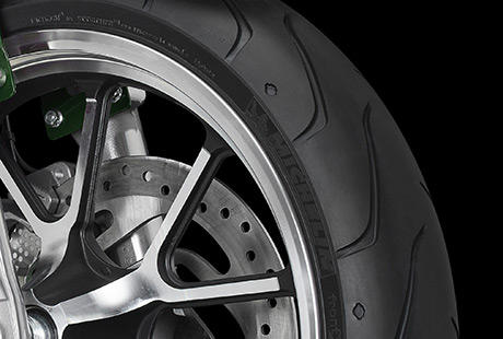 Sportster XL 883 Iron / Michelin Scorcher-Reifen:    Die Scorcher-Reifen von Michelin bieten eine berlegene Performance, einen erstklassigen Grip, eine beeindruckende Laufleistung und ein ausgezeichnetes Handling. Genauso, wie Sie es erwarten! Ihr tiefes Profil verbessert die Wasserdrainage. Die Haftung und Laufleistung der Reifen werden zudem durch die Gummimischung mit der neuesten Generation der synthetischen Polymere von Michelin erhht. Der Hinterreifen verfgt ber einen Aramidgrtel, der fr zustzliche Stabilitt bei hohen Geschwindigkeiten brgt.
