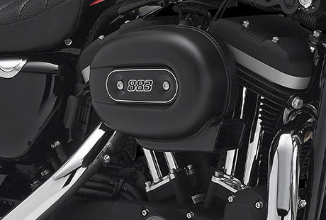 Sportster XL 883 Roadster / Harley-Davidson Motor-Styling pur:    Genieen Sie den unverwechselbaren Look des 883 cm Evolution Motors, der an seiner Herkunft keine Zweifel aufkommen lsst. Er ist voll und ganz im echten Harley-Davidson Stil gestaltet  mit einer Liebe zum Detail, die Sie bei anderen Marken vergeblich suchen werden. Die schwarzen, pulverbeschichteten Zylinderkpfe und Zylinder bilden einen prgnanten Kontrast zum blanken Metall der Ventildeckel. Ein aus Metall gefertigtes Juwel: pur und vor Kraft strotzend. Von der klassischen Linie seiner Khlrippen bis hin zu den klaren Konturen seiner Gehuse und Deckel ist der 883 cm Evolution Motor ein rckhaltloses Bekenntnis zu allem, was der Zufriedenheit des Fahrers dient.
