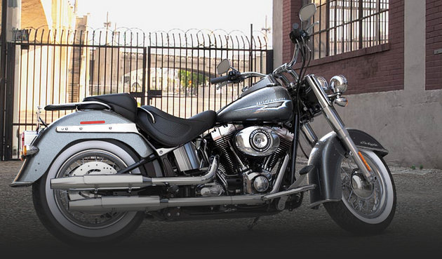 Softail Deluxe 2015 in Black Magic