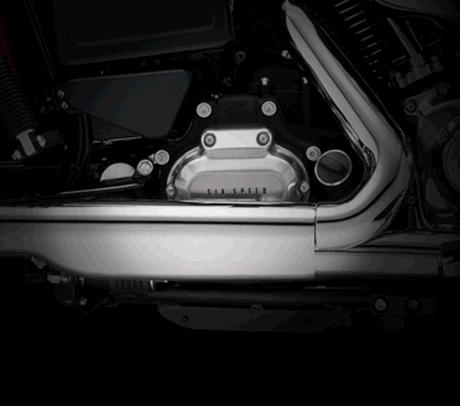 Dyna Switchback / 2-in-1-Auspuffanlage:    Die 2-in-1-Auspuffanlage erinnert an das markante Design klassischer Harley Modelle und sorgt zugleich dafür, die Motorwärme effizient von Fahrer und Beifahrer wegzuleiten. Darüber hinaus trägt das sorgfältig abgestimmte System zur kraftvollen Drehmoment-Entfaltung der Switchback bei – mit charakteristischem Harley-Davidson Sound.
