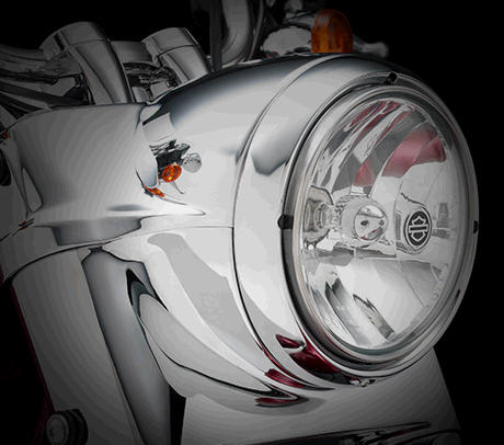 Dyna Switchback / Markante Retro-Details:    Das klassische Retro-Design der Switchback besticht durch einen zeitgemäßen Look, der dieses Bike klar von der Masse abhebt. Details wie die prägnante Scheinwerfer-Verkleidung, der Mini-Apehanger-Lenker und die attraktiv gestaltete Tankkonsole mit dem 5-Zoll-Tacho fügen sich stimmig zu einem top-aktuellen Bild zusammen, das zugleich tief in der Design-Tradition von Harley-Davidson verwurzelt ist.
